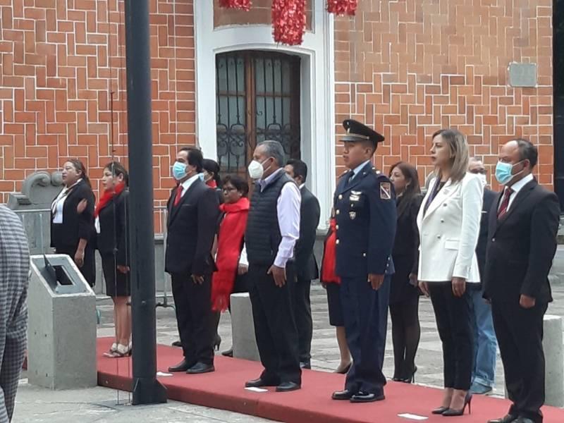 Xiloxoxtla rinde homenaje a los símbolos patrios en la Plaza de la Constitución 