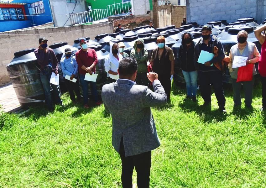 Más de 30 familias en Xicohtzinco recibieron tinacos a bajo costo