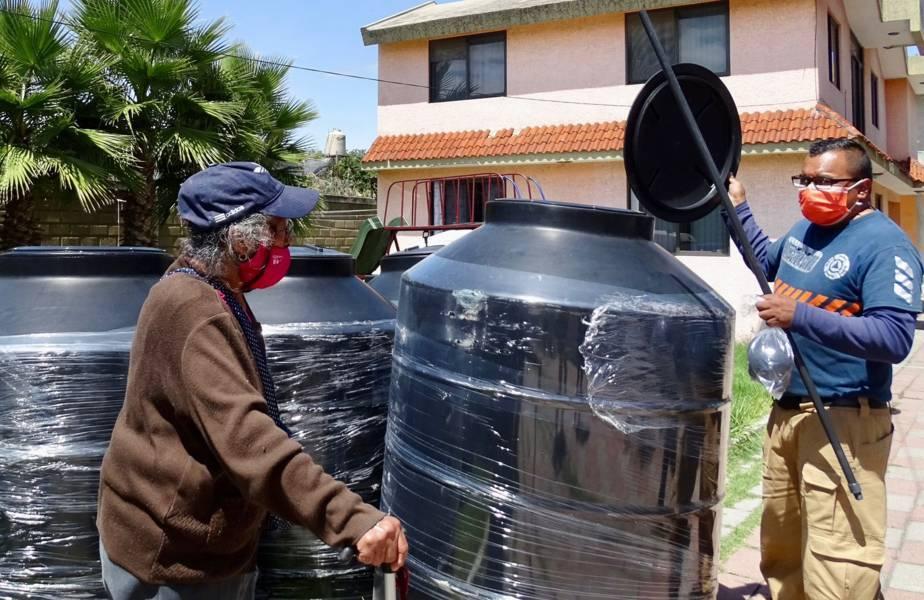 Más de 30 familias en Xicohtzinco recibieron tinacos a bajo costo