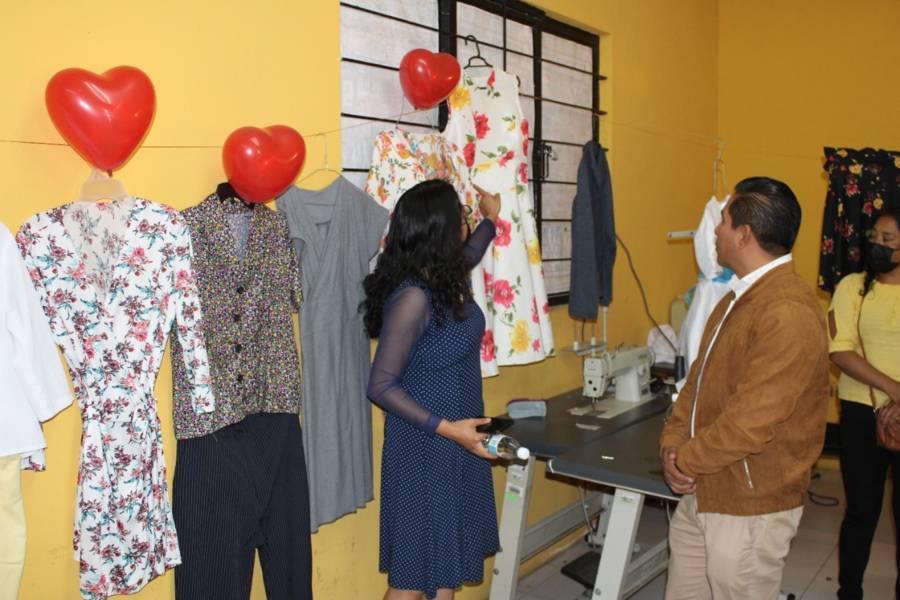 Gobierno de SPM en coordinación con el ICATLAX clausuran confección de prendas