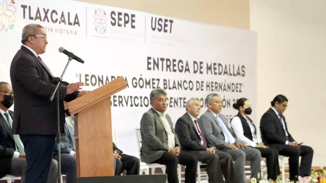Entrega Gobierno 231 medallas “Leonarda Gómez Blanco De Hernández” por 30 años de servicio docente