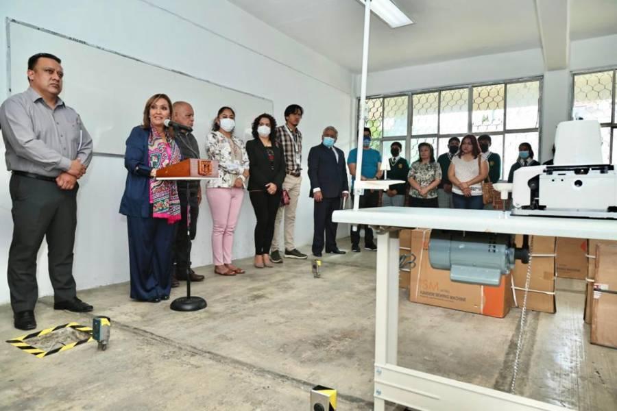 Entregó Gobernadora equipamiento y máquinas de coser en la escuela “Valentín Gómez Farías”
