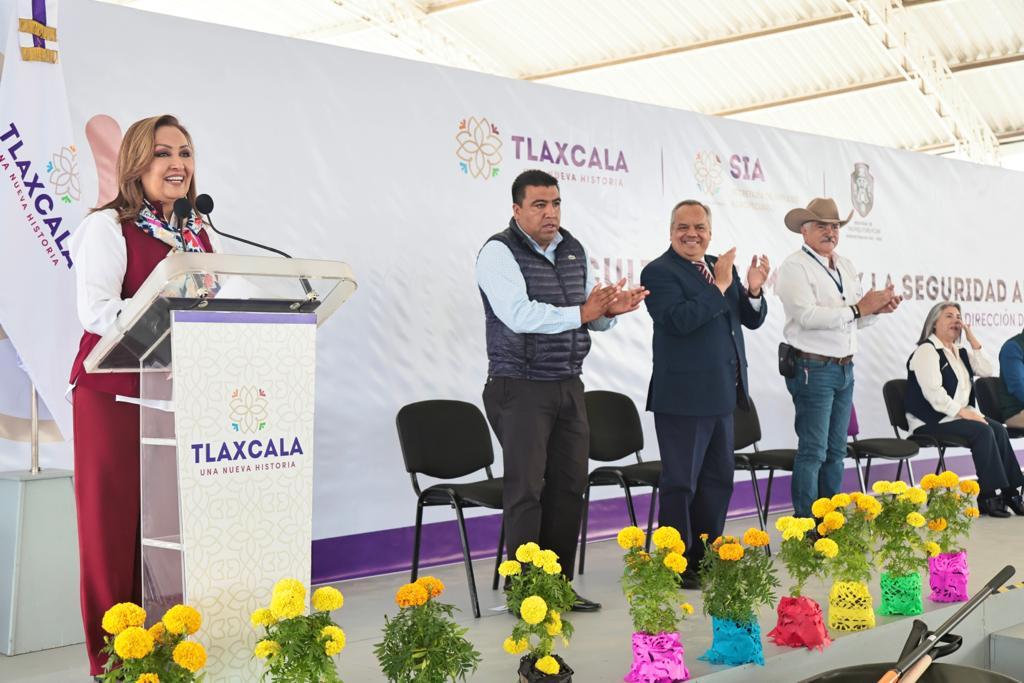 Entregó Lorena Cuéllar maquinaria agrícola y reconocimientos a productores