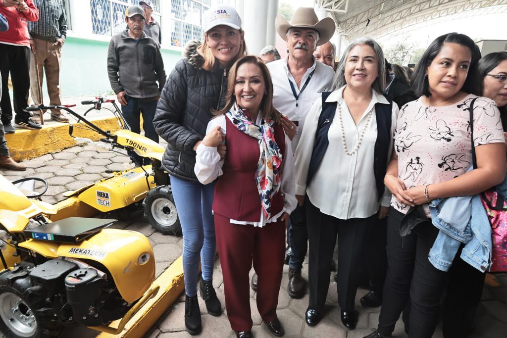 Entregó Lorena Cuéllar maquinaria agrícola y reconocimientos a productores