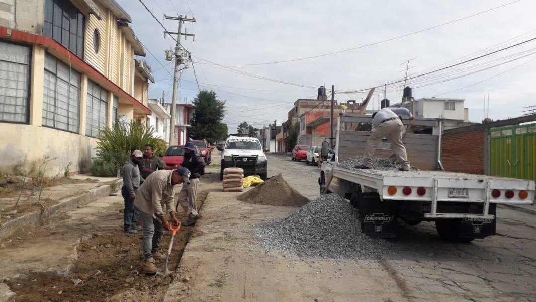 Comisión de Agua Potable de Apizaco realiza cambio de tubería en la colonia El Carmen 