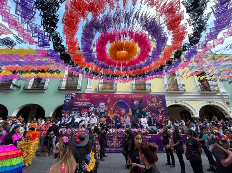 Disfrutó Gobernadora Lorena Cuéllar junto a cientos de personas del desfile de la Gran Feria Tlaxcala 2022