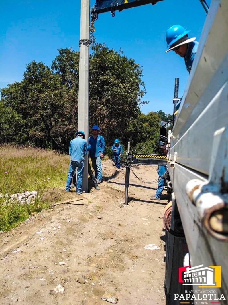 Realizan trabajos de ampliación de la red eléctrica en calle Miguel Cortés de la Trinidad