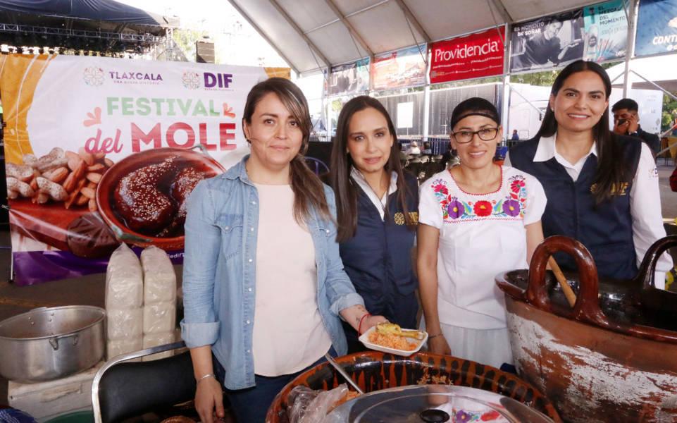 Deleitan paladares las cocineras tradicionales en el Festival del Mole 