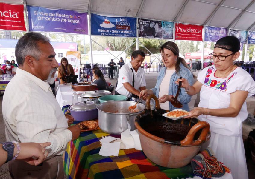 Deleitan paladares las cocineras tradicionales en el Festival del Mole 
