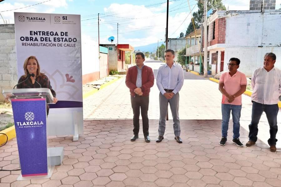 Entregó gobernadora Cuéllar pavimentación de calle en Santa Cruz Tlaxcala 