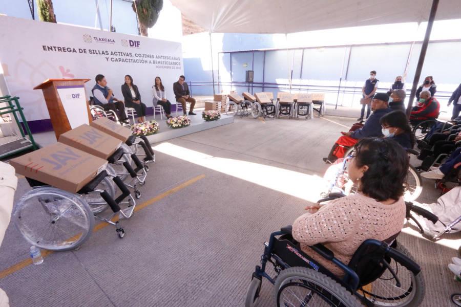 Entrega SEDIF sillas de ruedas activas y capacita a beneficiarios para su uso