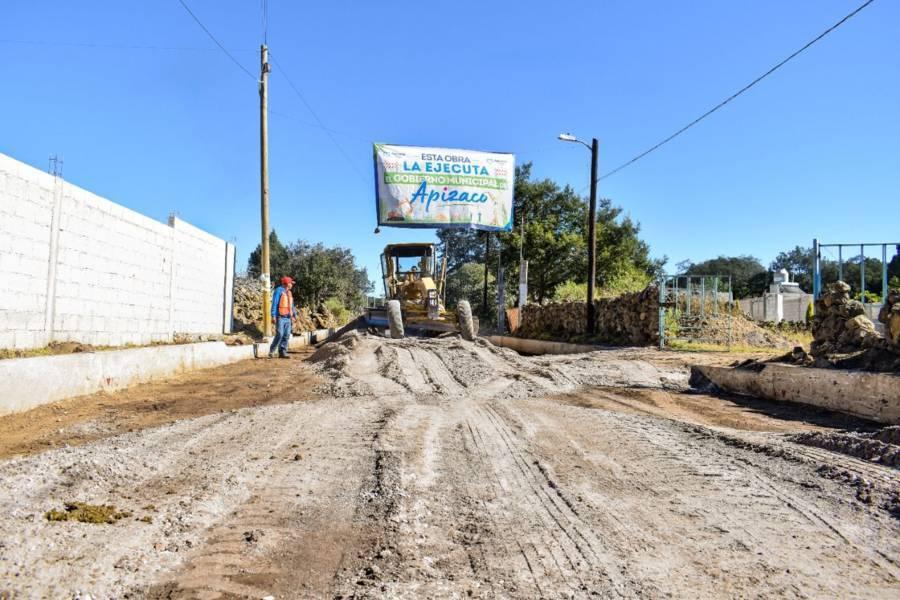 Con recursos propios gobierno de Apizaco realiza obra de pavimento en Texcalac 
