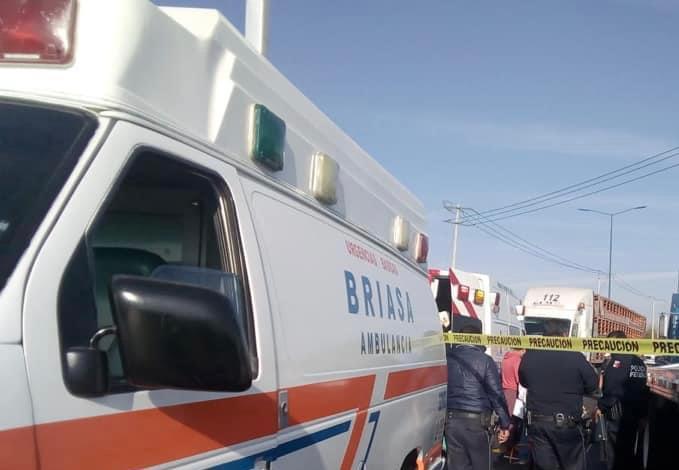 Mueren dos hombres al chocar contra un trailer en Cuapiaxtla 
