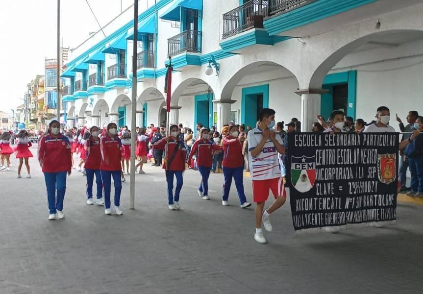 Contingentes engalanan el desfile conmemorativo en San Pablo del Monte 