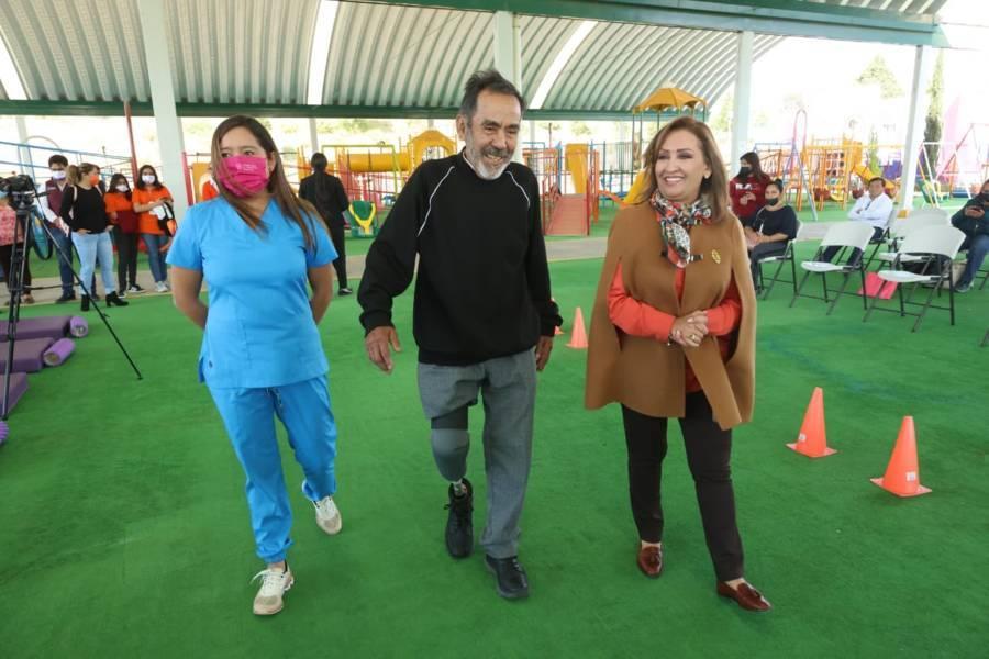 Entregó Gobernadora Lorena Cuéllar prótesis de pierna a personas con discapacidad 