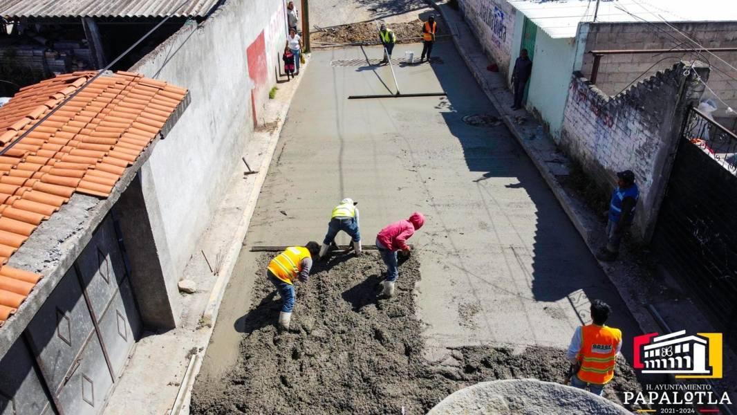 Continúan trabajos de pavimentación en El Carmen - Papalotla 