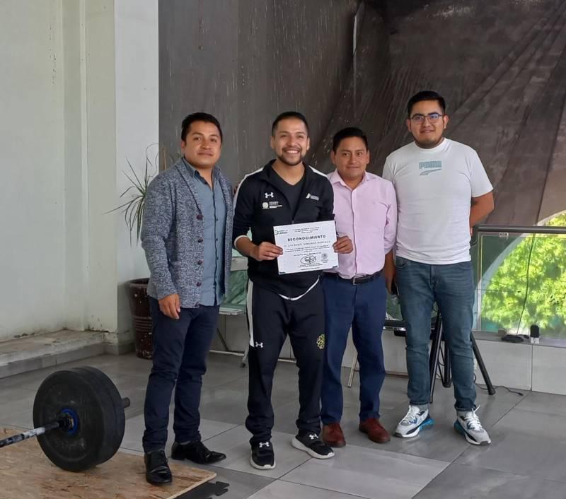 En San Pablo del Monte entregan reconocimiento a deportistas Halterofilia