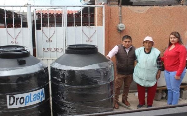 Alcalde de Xaltocan entrega 300 calentadores y tinacos de agua