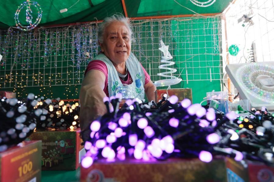 Mercadito navideño en la explanada del Mercado Emilio Sánchez Piedras 