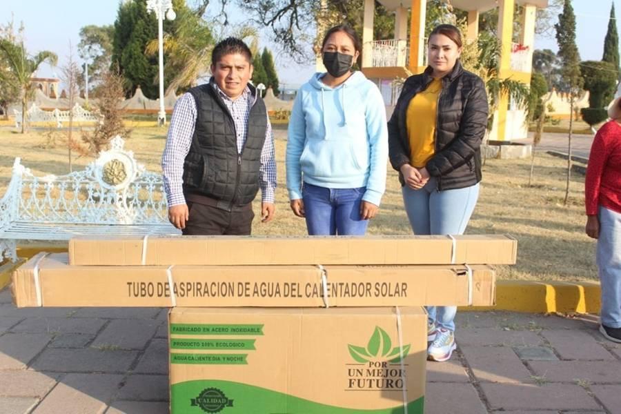 Alcalde de Xaltocan entrega calentadores y tinacos en San Simón
