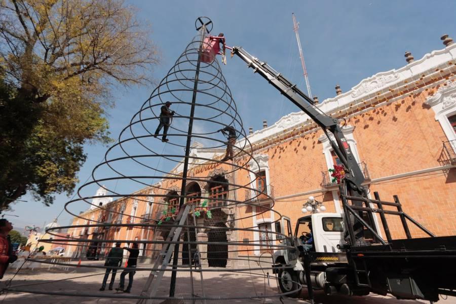 A días de  celebrar Navidad, instalan árbol navideño en Palacio de Gobierno 