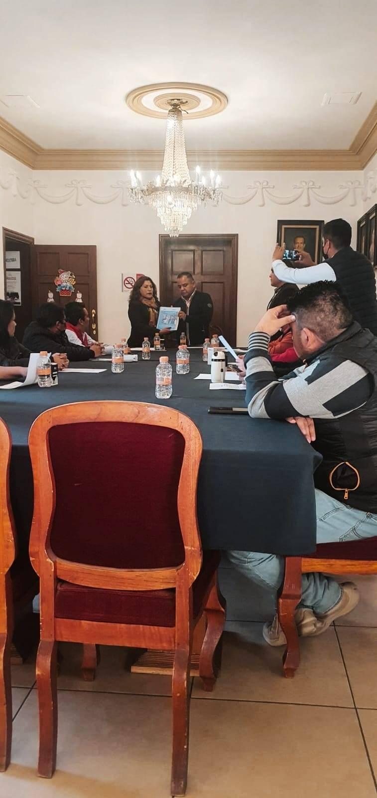 Alcalde de Apetatitlán entrega su primer informe a los integrantes del cabildo 