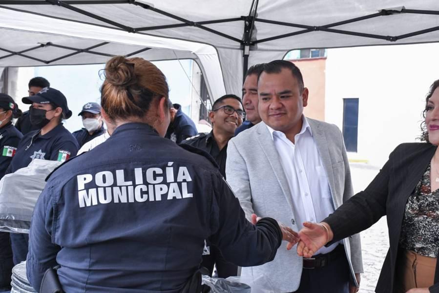 Ángelo Gutiérrez incrementa el salario a policías de Apetatitlán 