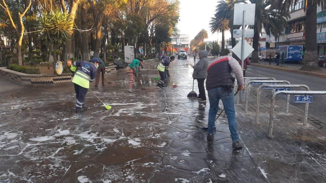 Destacan obras de limpieza en el Parque Central de Apizaco después de la venta de temporada 