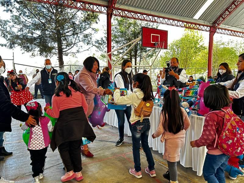 DIF estatal y la alcaldesa de Panotla encabezan la entrega de regalos a niñas y niños 