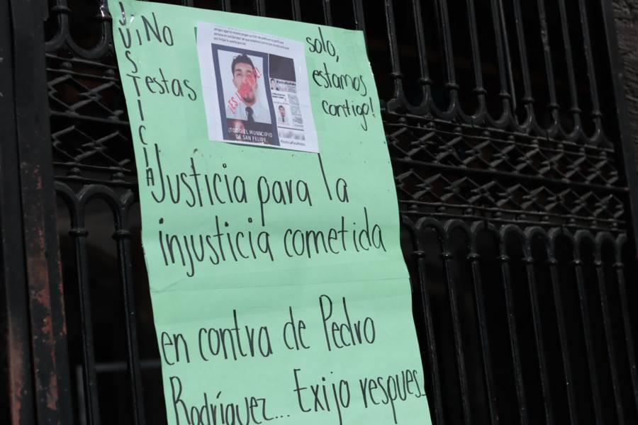 Se manifiestan familiares de víctimas desaparecidas a las afueras del Congreso local 