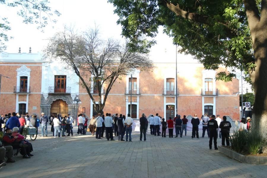Se manifiestan telefonistas frente a Palacio de Gobierno 