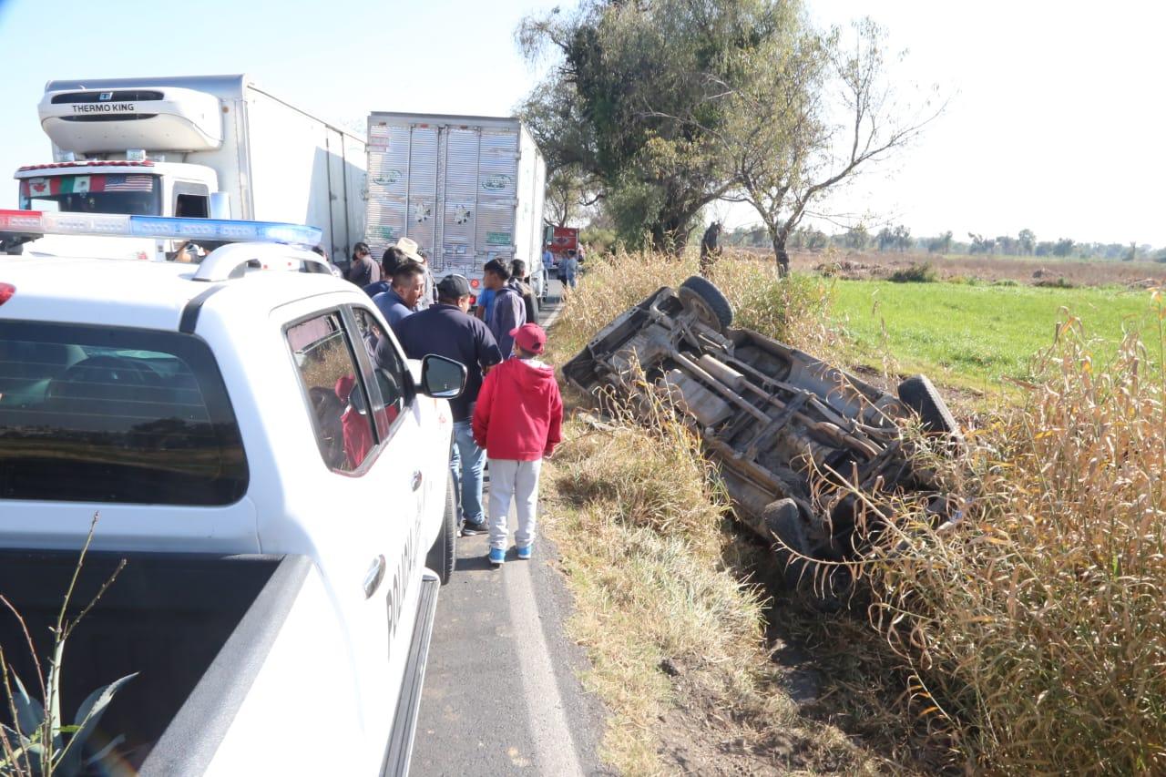 Vuelca camioneta en la carretera local Val'Quirico-Tetlatlahuca
