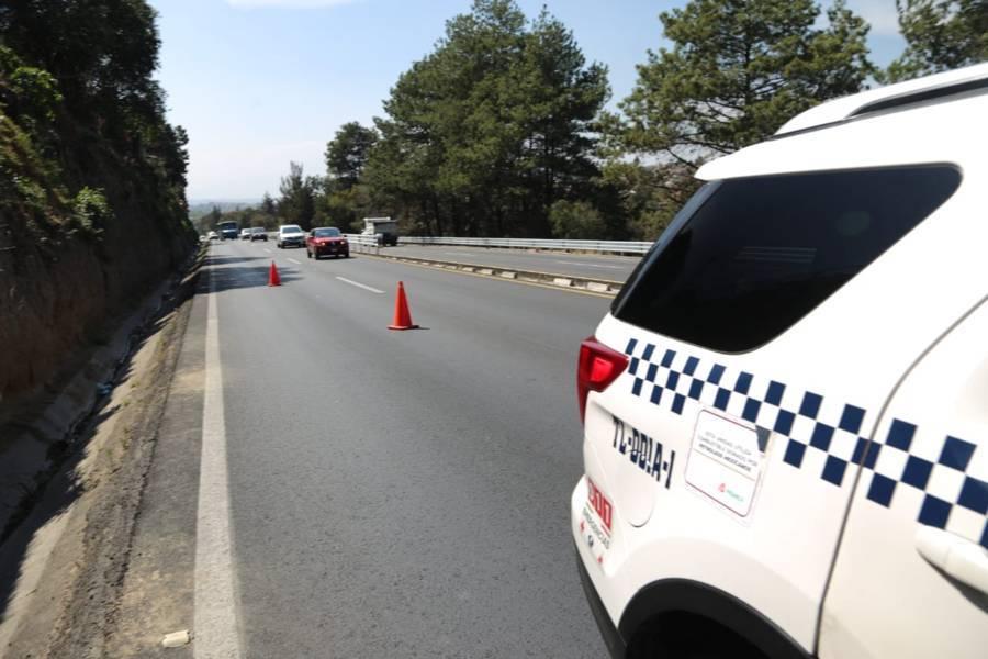Abanderan Policías Estatales de Caminos auto varado en la Tlaxcala-Apizaco 