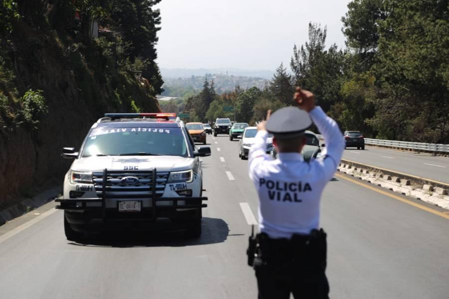 Abanderan Policías Estatales de Caminos auto varado en la Tlaxcala-Apizaco 