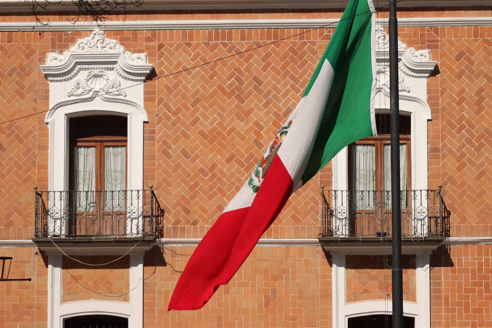 Ondea bandera a media asta en conmemoración del general Vicente Guerrero