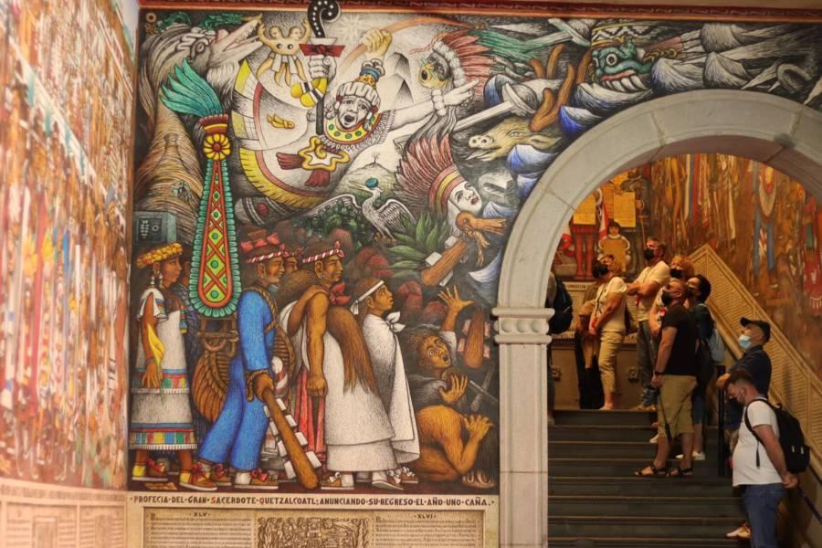 Turistas polacos visitan los murales del Palacio de Gobierno 