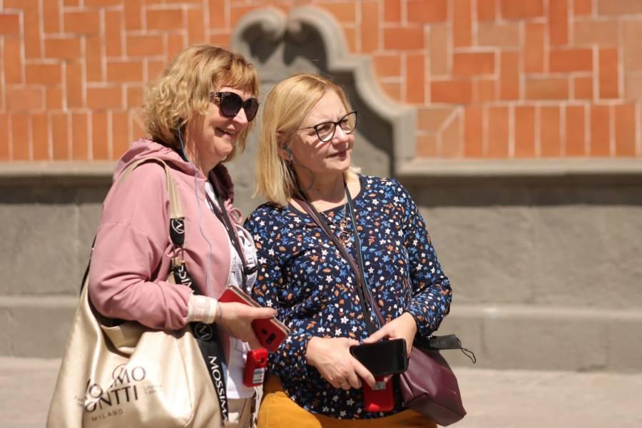 Turistas polacos visitan los murales del Palacio de Gobierno 