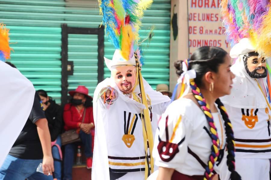 Huehues llenan de ritmo las calles de Tlaxcala 