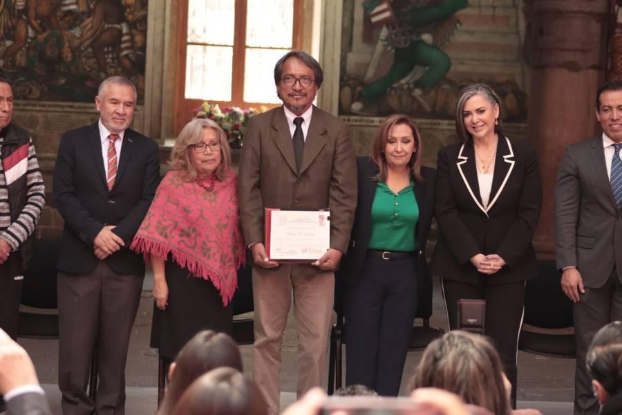 Entrega de la presea del centenario del nacimiento de "Desiderio Hernández Xochitiotzin"