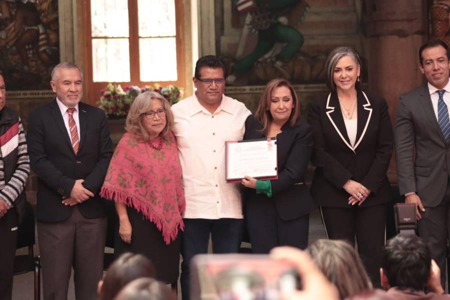 Entrega de la presea del centenario del nacimiento de "Desiderio Hernández Xochitiotzin"