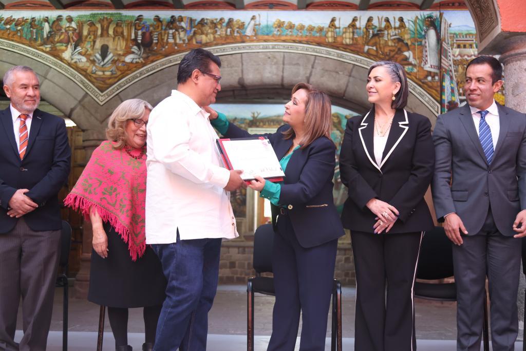 Atestiguó gobernadora entrega de “Presea del Centenario Del Nacimiento de Tlacuilo–Tlamatini”