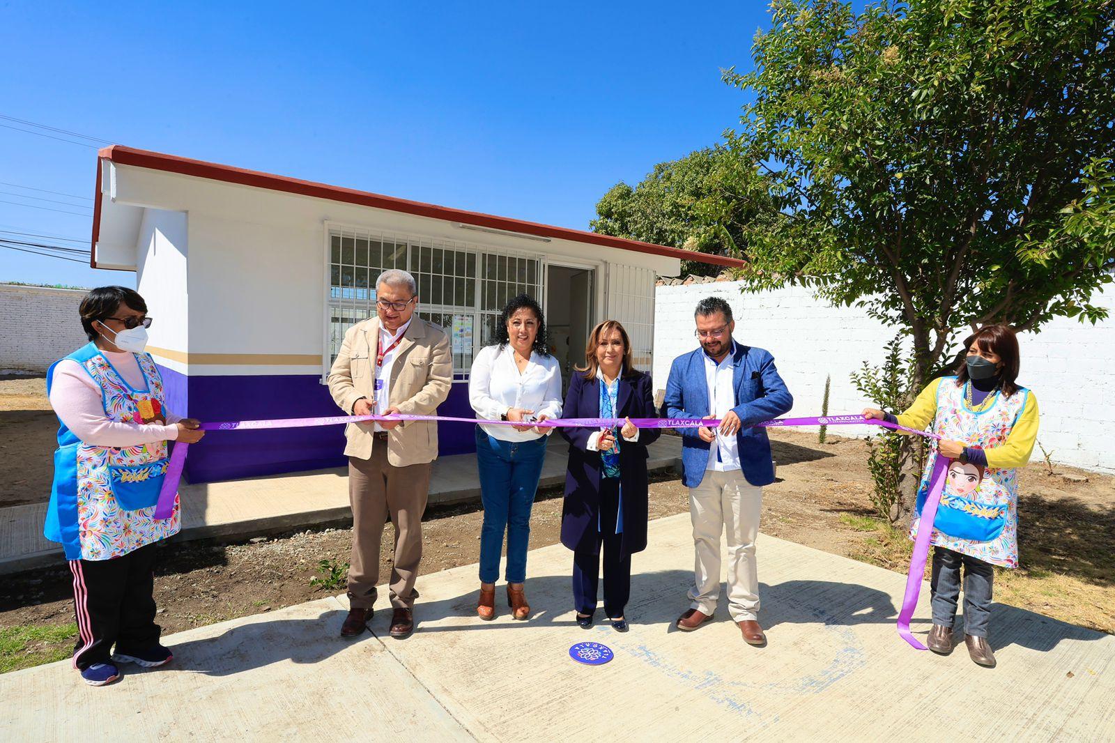 Entregan autoridades usaer y equipamiento en jardín de niños de Chiautempan