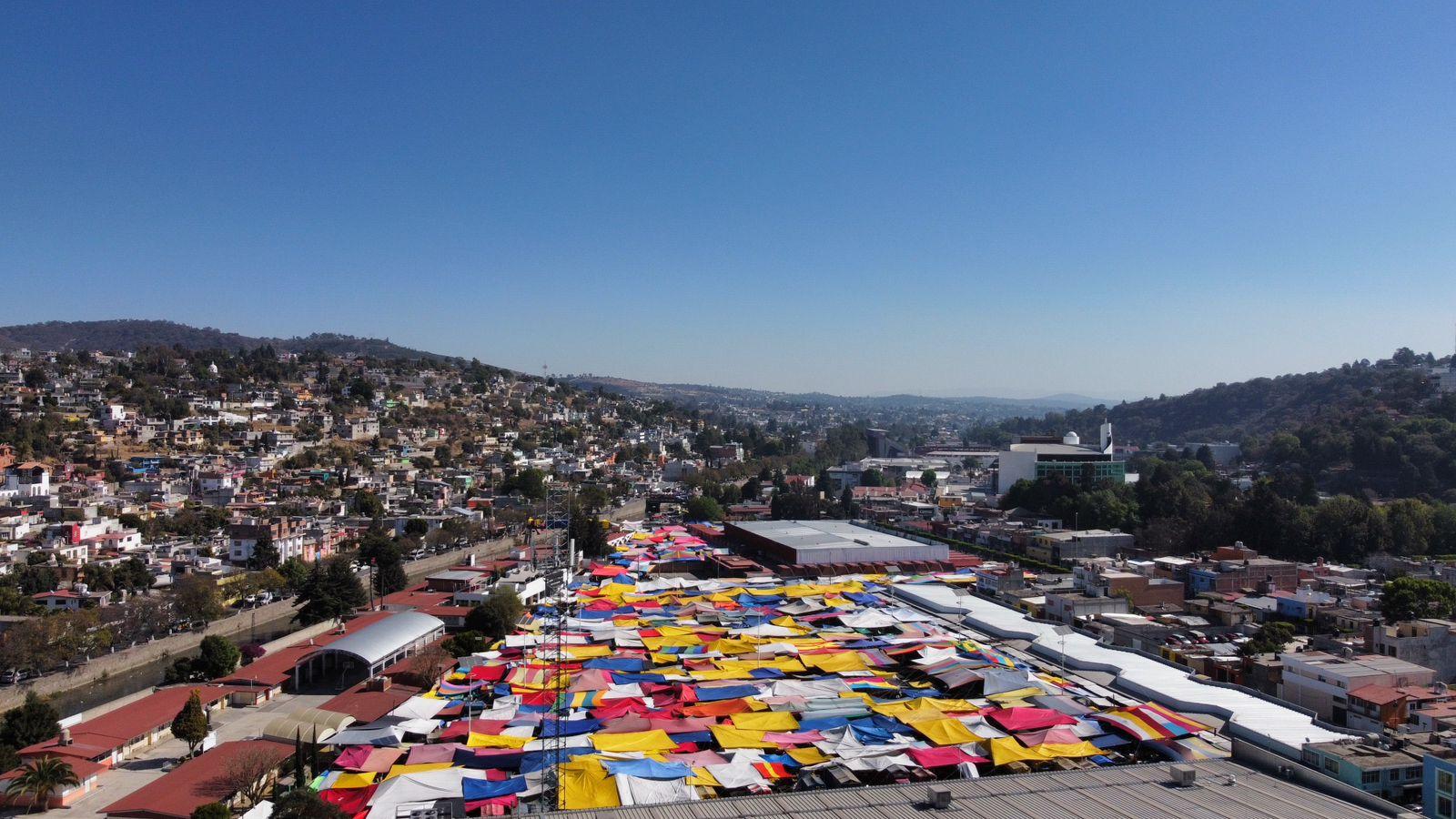 Vista aérea del tianguis sabatino en el municipio de Tlaxcala 