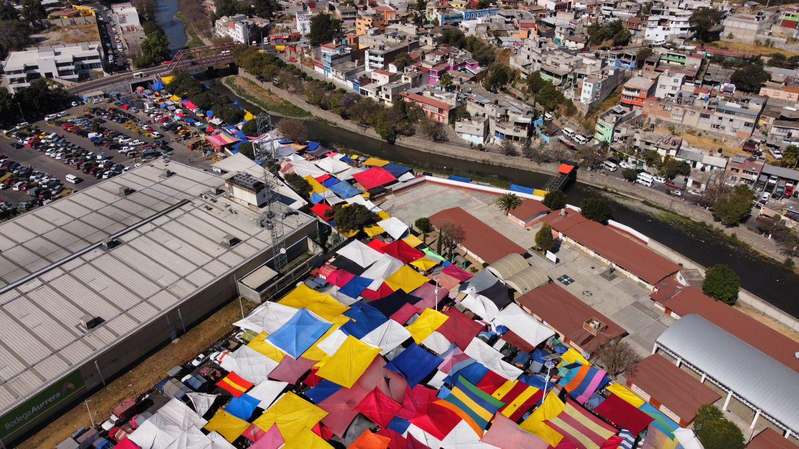 Vista aérea del tianguis sabatino en el municipio de Tlaxcala 