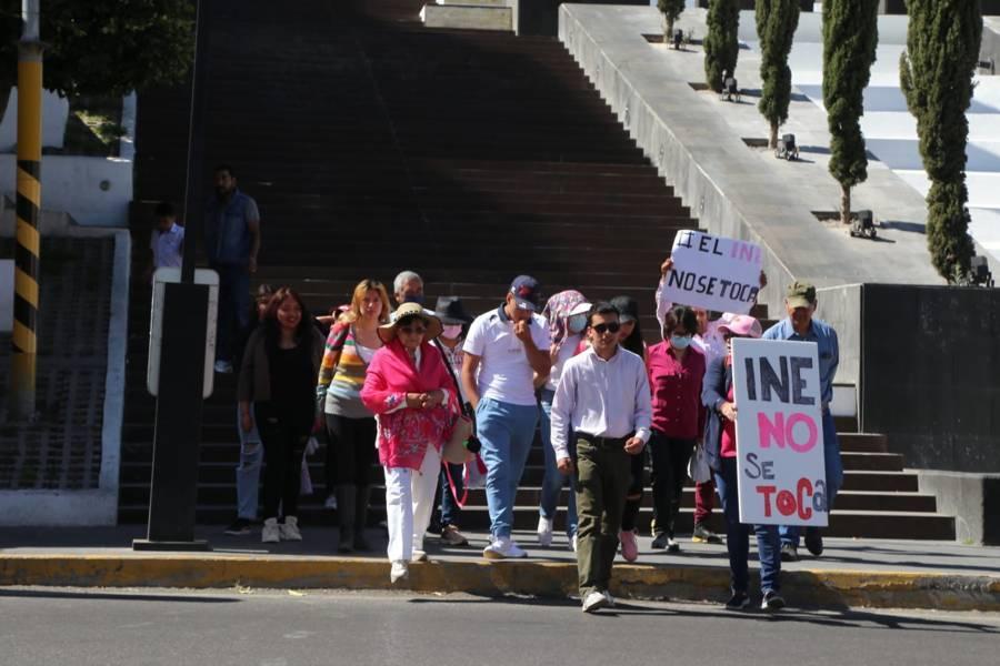 Marchan para defender al INE en Tlaxcala 