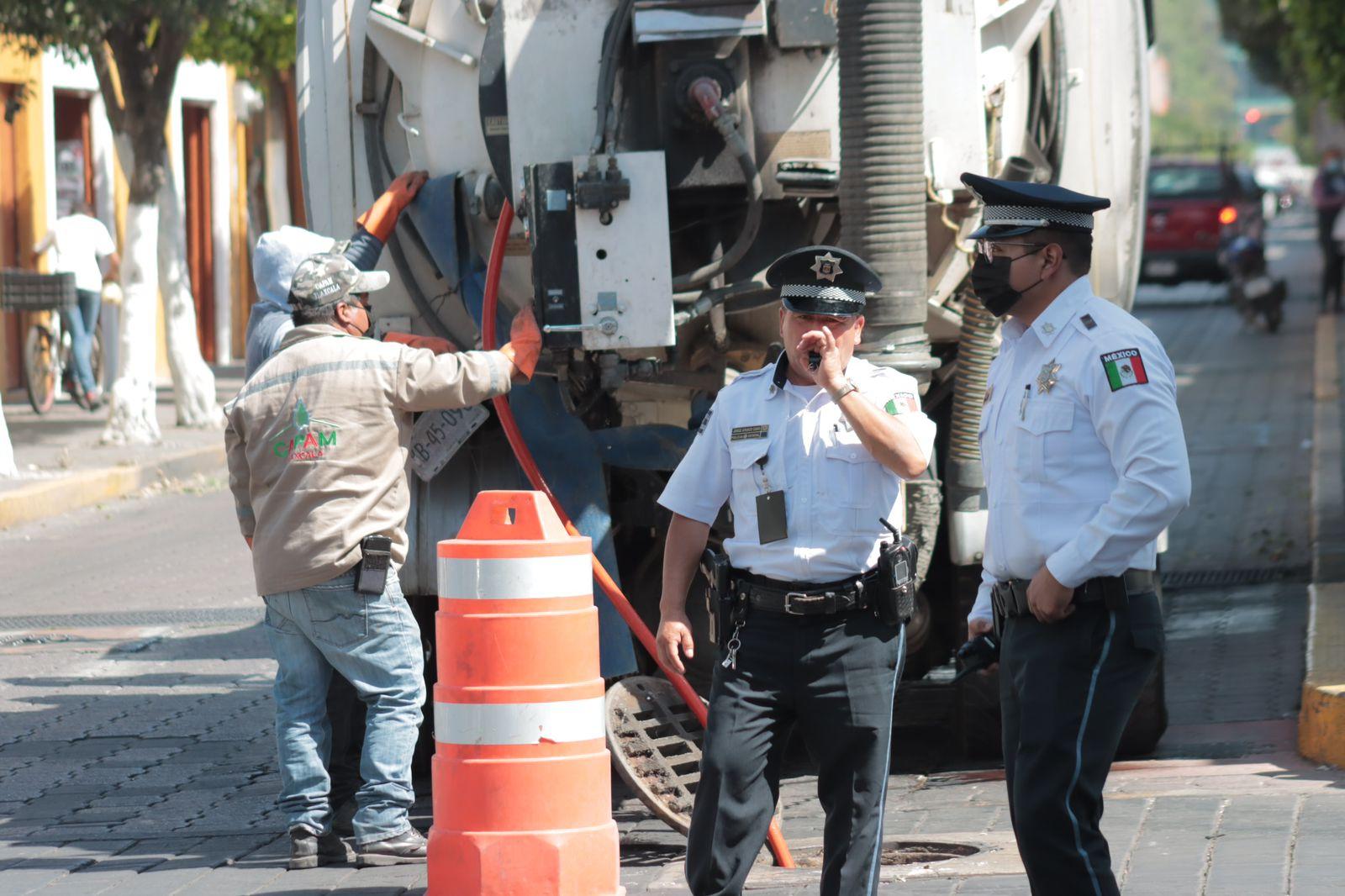 Precaución, tráfico lento en la Avenida Juárez por labores de mantenimiento 