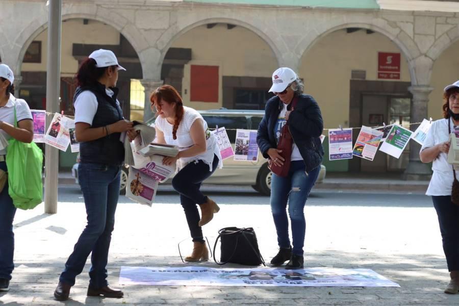 Militantes de MORENA realizan campaña informativa sobre los derechos de las mujeres 