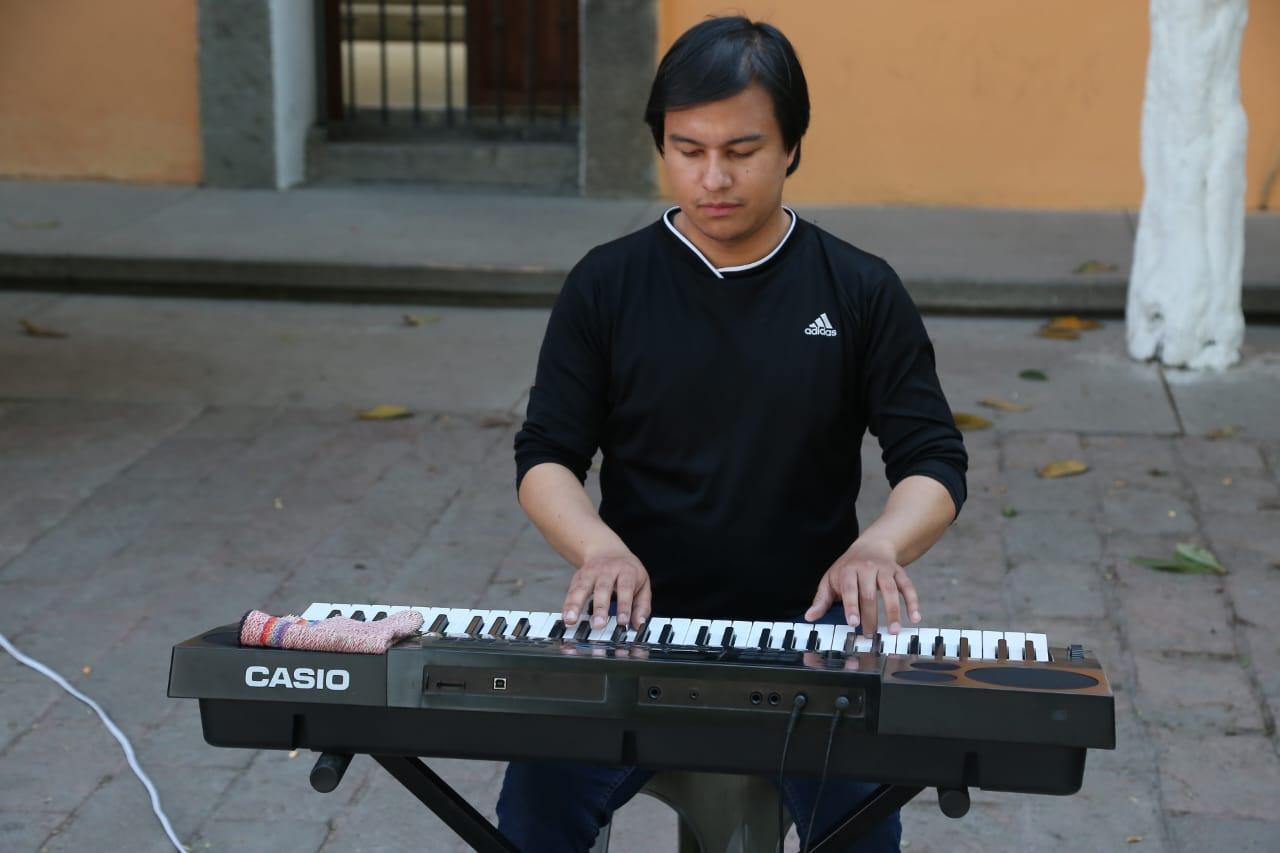 Pianista originario de la CDMX deleita a tlaxcaltecas desde hace más de tres años