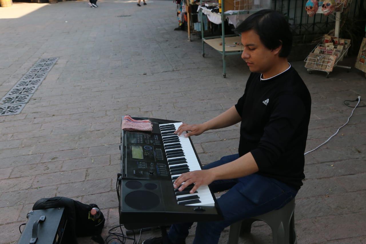Pianista originario de la CDMX deleita a tlaxcaltecas desde hace más de tres años