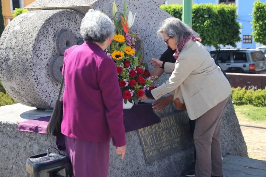 Colocan ofrenda  floral en el monumento a la Mujer 